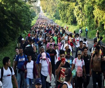 Environ 3000 migrants de divers pays ont quitté le sud du Mexique à pied, ce dimanche, se dirigeant vers la frontière américaine