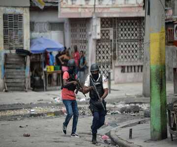 Violents affrontements entre policiers et gangs armés à Santo 12