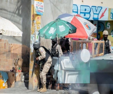 Des policiers haïtiens se déploient à Port-au-Prince alors qu’ils échangent des coups de feu avec des gangs de la coalition “viv ansanm”